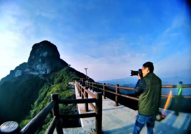 最新款耳环，自然美景之旅的时尚配饰探索